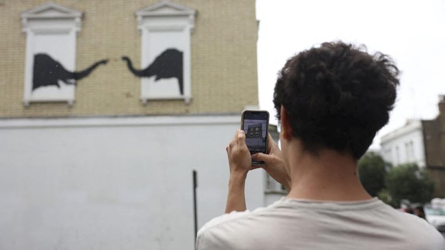 FOTO: Setelah Kambing, Banksy Gambar Gajah di London