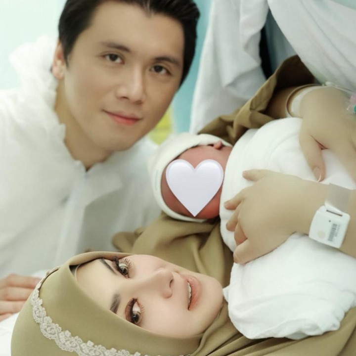 <p>Penyanyi Syahrini melahirkan anak pertama pada Kamis (1/8/2024) di Singapura. Istri Reino Barack ini melahirkan bayi berjenis kelamin perempuan yang hingga kini belum diungkap wajah dan namanya ke publik, Bunda. (Foto: Intagram @princessyahrini/ @syh55)</p>