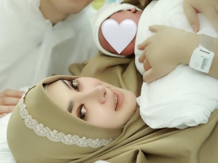 7 Potret Baby R, Anak Pertama Syahrini dan Reino Barack yang Masih Dirahasiakan Wajahnya