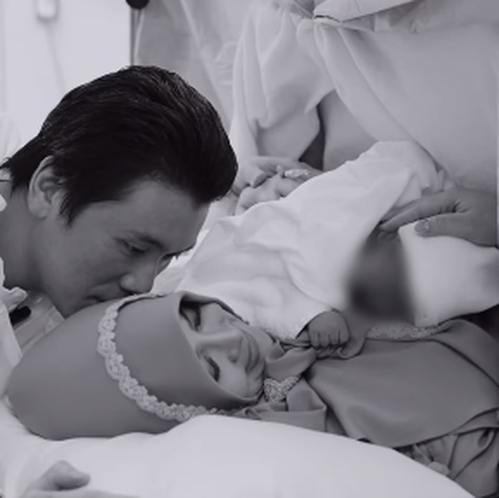<p>Syahrini merayakan ulang tahunnya di ruang persalinan, Bunda. Kala Baby R lahir, seluruh dokter dan perawat yang ada di dalam ruangan pun menyanyikannya lagu <em>Happy Birthday</em> disambut dengan tangisan sang putri. (Foto: Instagram: @princessyahrini)</p>