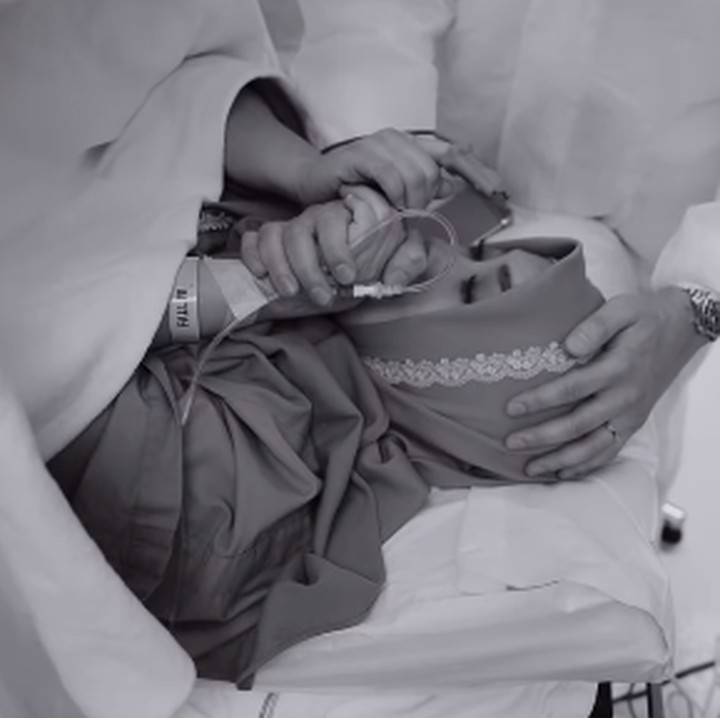 <p>Momen melahirkan Syahrini ini turut dibagikan olehnya pada laman Instagram. Ia mengunggah kompilasi video yang memperlihatkan detik-detik kelahiran Baby R serta proses sang anak diadzani oleh sang Ayah, Reino Barack. (Foto: Instagram: @princessyahrini)</p>