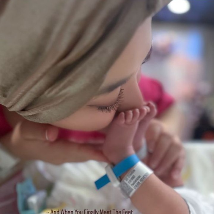 <p>Dalam satu foto, Syahrini tampak mencium kaki mungil baby R. Ia tampak begitu bahagia bisa bertemu dengan baby R yang sudah dikandungnya selama sembilan bulan. "Dan ketika kamu akhirnya bertemu degan kaki yang kerap menandang perutmu selama sembilan bulan," tulisnya di unggahan tersebut. (Foto: Intagram @princessyahrini/ @syh55)</p>