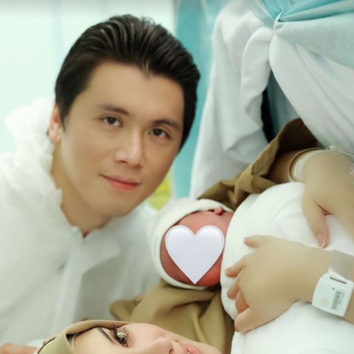 <p>"Singapura, 1 Agustus 2024. <em>Alhamdulillah</em>, selamat datang ke dunia, Princess R kami yang berharga. Berat 3830 gram, tinggi 51 cm. Kita akan merayakan ulang tahun yang sama selamanya," tulis Syahrini untuk melengkapi unggahan tersebut. (Foto: Instagram: @princessyahrini)</p>