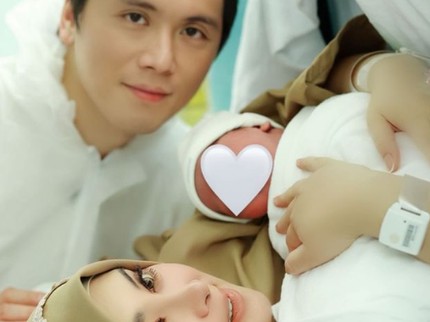 7 Potret Syahrini Ultah di Ruang Persalinan, Momen Reino Barack Mengazani Baby R Bikin Haru