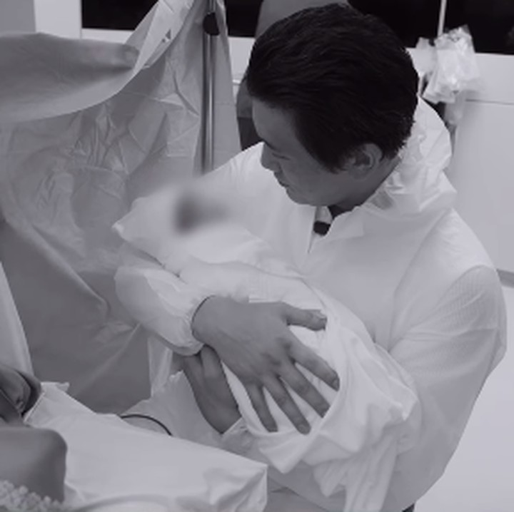 <p>Banyak netizen yang mengucapkan selamat atas kelahiran Baby R nih, Bunda. Mereka pun mendoakan agar Baby R tumbuh menjadi anak salihah dan sebagai penyejuk hati kedua orang tuanya. (Foto: Instagram: @princessyahrini)</p>