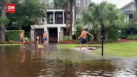 VIDEO: Warga Carolina Selatan 'Menikmati' Banjir Imbas Badai Debby