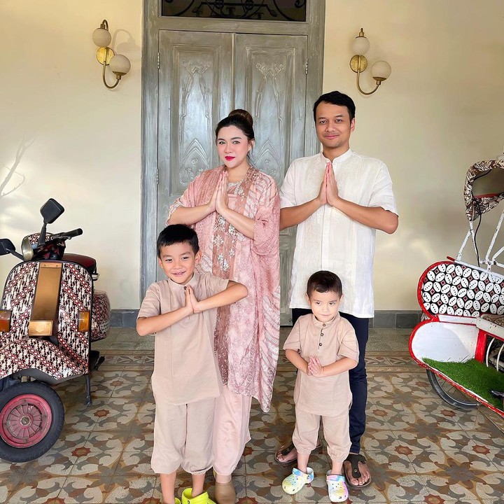 <p>Lama tidak terlihat, Vicky Shu ternyata tengah menikmati perannya sebagai orang tua, Bunda. Ia pun sering menghabiskan waktu bersama suami dan kedua anaknya. (Foto: Instagram: @vickyshu)</p>
