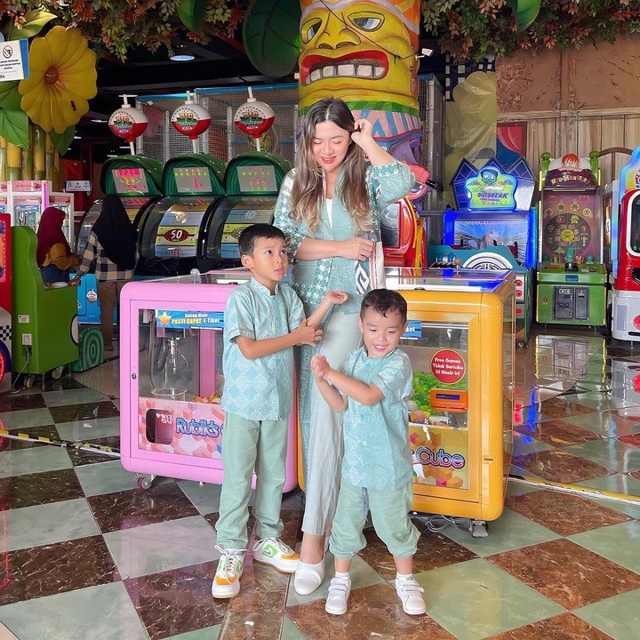 <p>"Sehat selalu, bahagia selalu Kak," ujar seorang netizen dengan emotikon hati. "Semoga selalu sehat Mbak Vicky Shu dan keluarganya, aminn," kata netizen lainnya. (Foto: Instagram: @vickyshu)</p>