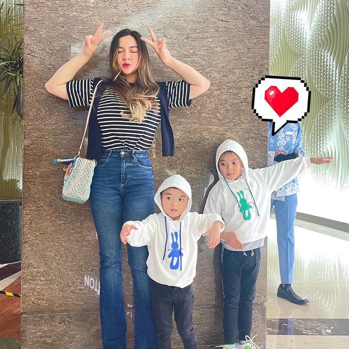 <p>"Main sama adik-adik ganteng yang posesif," tulis Vicky pada salah satu unggahan yang memperlihatkan momennya kala jalan-jalan dengan kedua putranya. (Foto: Instagram: @vickyshu)</p>