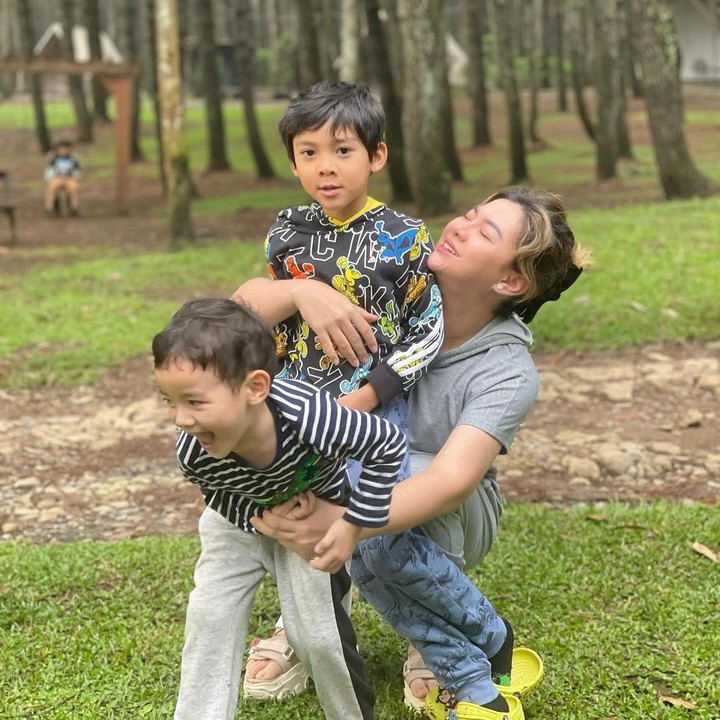 <p>Vicky melahirkan anak pertamanya yang bernama Abimanyu Manggala Nugroho Putro pada 16 Juli 2018. Sementara itu, Si Bungsu yang bernama Guinandra Janadi Nugroho Putro lahir pada 26 Februari 2020. (Foto: Instagram: @vickyshu)</p>