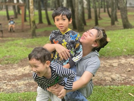 Lama Tak Terlihat, Intip 7 potret Vicky Shu Momong Kedua Putranya
