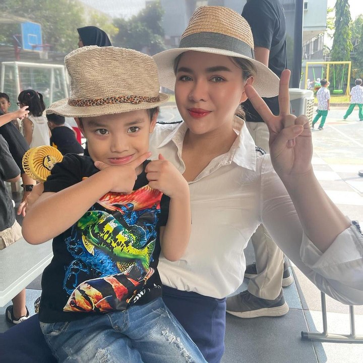 <p>Vicky sendiri kerap mengunggah berbagai momen bersama anak-anaknya pada laman Instagram. Mulai dari liburan, kegiatan di sekolah, hingga perayaan Lebaran. (Foto: Instagram: @vickyshu)</p>