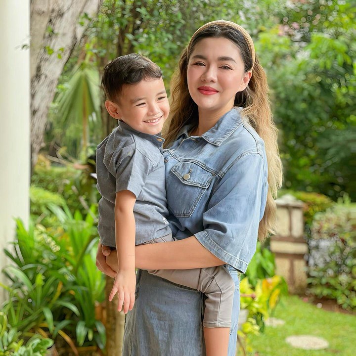 <p>Banyak netizen yang turut bahagia dengan kekompakan keluarga Vicky Shu nih, Bunda. Mereka pun berharap agar Vicky dan keluarga selalu diberikan kesehatan. (Foto: Instagram: @vickyshu)</p>