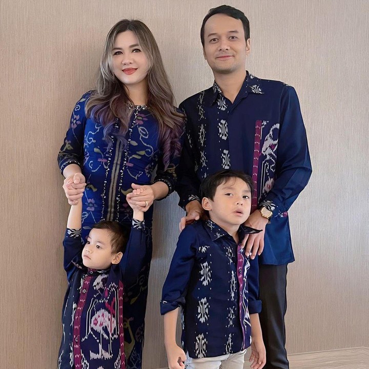 <p>Penyanyi cantik Vicky Shu menikah dengan Ade Imam pada tahun 2017, Bunda. Dari pernikahan ini, keduanya pun dikaruniai dua orang anak laki-laki. (Foto: Instagram: @vickyshu)</p>