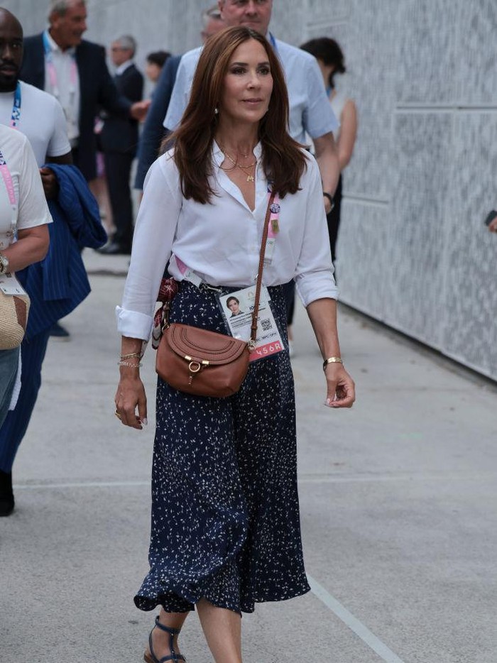 PARIS, FRANCE - JULY 31: Queen Mary of Denmark attends the Swimming night session on day five of the Paris 2024 Olympic Games at the Paris La Defense Arena on July 31, 2024 in Paris, France. (Photo by Jean Catuffe/Getty Images)