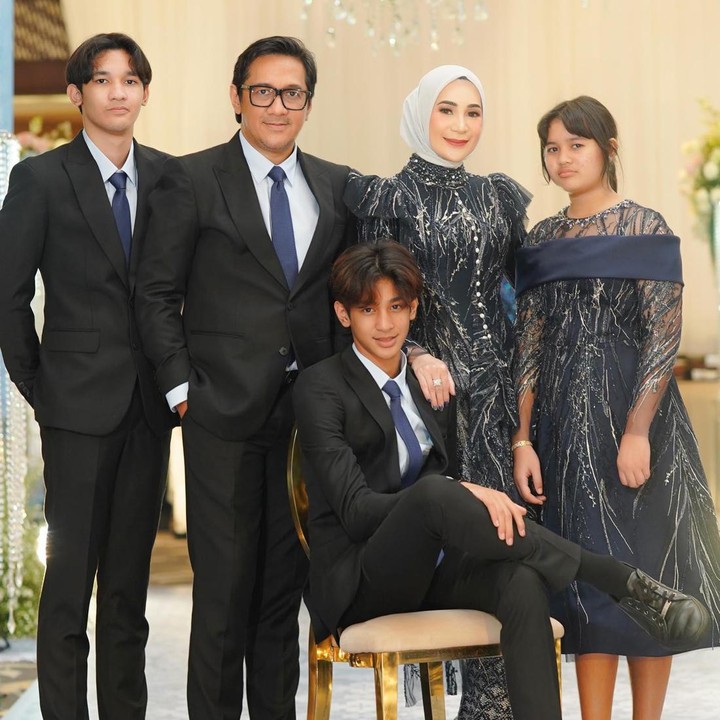 <p>Andre Taulany dan Rein Wartia Trigina dikaruniai tiga orang anak setelah manikah pada 2005 silam. Mereka adalah Ardio Raihansyah Taulany, Arkenzy Salmansyah Taulany dan Arlova Carissa Taulany. (Foto: Instagram @andreastaulany)</p>