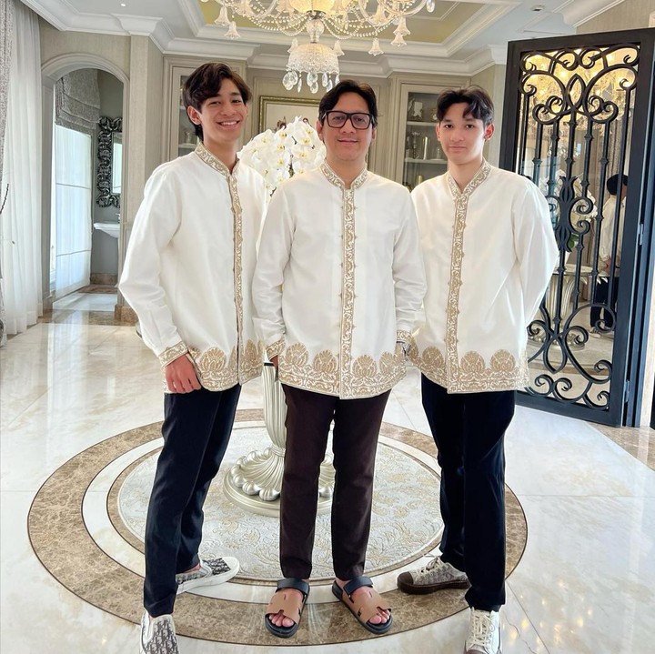 <p>Mereka adalah Ardio Raihansyah Taulany dan Arkenzy Salmansyah Taulany. Keduanya kini tumbuh besar mewarisi paras tampan sang Ayah. (Foto: Instagram @andreastaulany @kenzy_taulany_)</p>