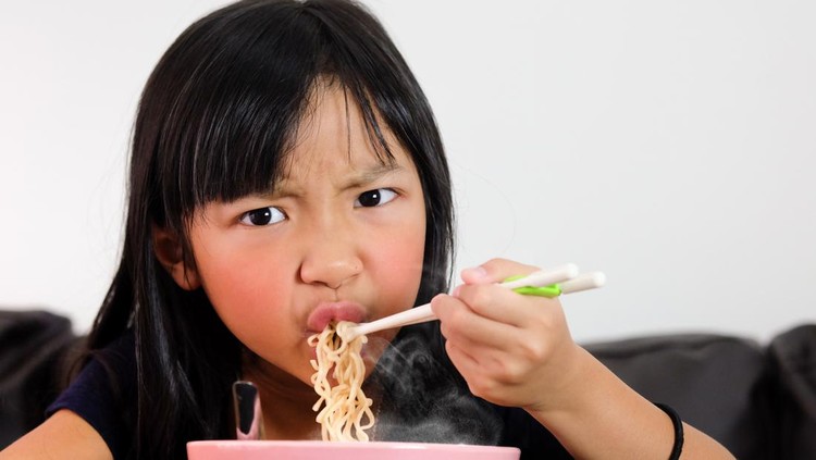 Anak makan pedas Anak makan pedas