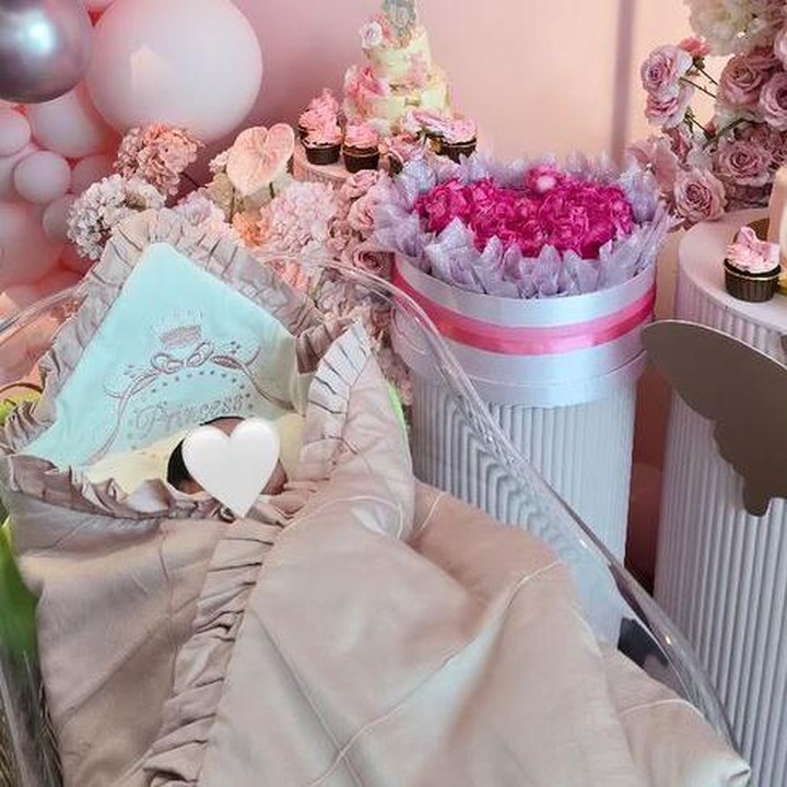 <p>Wajah Baby R memang belum diekspos, Bunda. Tapi wajah cantik dan imut Baby R sudah dibocorkan oleh adik Syahrini, Aisyahrani. Melalui unggahan di Instagram, Aisyahrani mengatakan bahwa keponakannya itu memiliki paras yang cantik. "<em>Alhamdulillah</em> ya Allah. Terima kasih ya Allah. ALLAHU AKBAR. Baby R kamu cantik sekali aunt Rani gemassss," tulisnya belum lama ini. Foto: Instagram @princessyahrini</p>