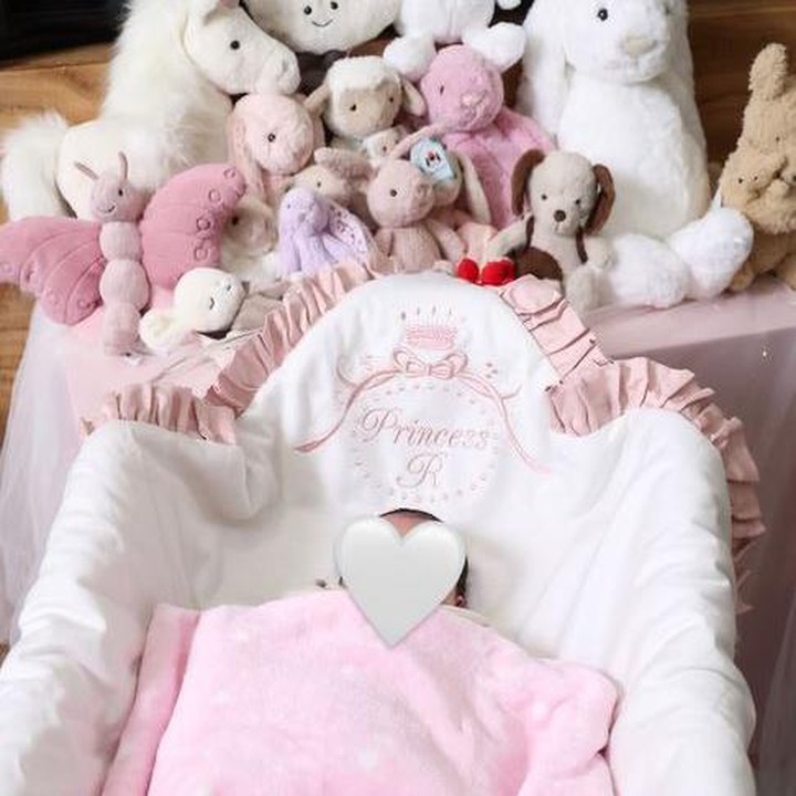 <p>Menyambut kehadiran putri kecilnya ini, Syahrini dan suami menyiapkan dekorasi serba pink di ruang rawat inap rumah sakit. Dalam salah satu foto tampak Baby R tengah berada di box bayi yang didominasi warna merah muda dengan banyak boneka cute di atasnya. (Foto: Instagram @princessyahrini)</p>