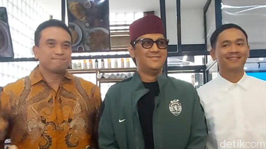 Andre Taulany dan pengacara saat ditemui di Tendean.