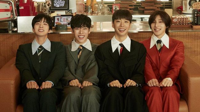 Kepada CNNIndonesia.com, Bang Yong-guk, Jung Dae-hyun, dan Moon Jong-up cerita proses kreatif Curtain Call, dan pesan untuk fan di Indonesia.