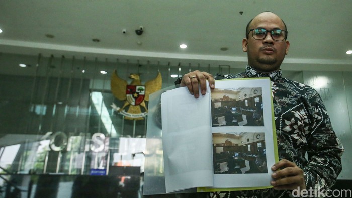 Tim pengacara Dini Sera Afriyanti, Dimas Yemahura Al Farauq usai memenuhi panggilan di Komisi Yudisial, Jakarta, Kamis (8/8/2024).