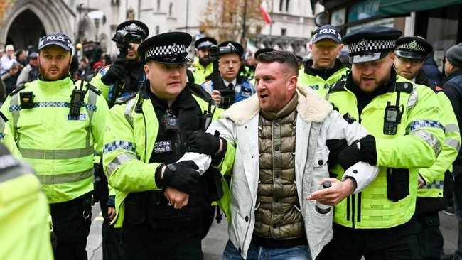 Aktivis sayap kanan Tommy Robinson dituduh jadi dalang kerusuhan anti-Muslim dan imigran di Inggris.