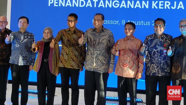 Chairman CT Corp Chairul Tanjung bersama Dirut PLN Darmawan Prasodjo meresmikan PLTS di Trans Studio Mall (TSM) di Makassar, Sulawesi Selatan.