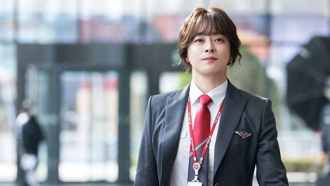 Review Pilot: Film komedi terbaru dari Jo Jung-suk yang memiliki unsur kritik sosial lebih banyak daripada kelucuannya itu sendiri.