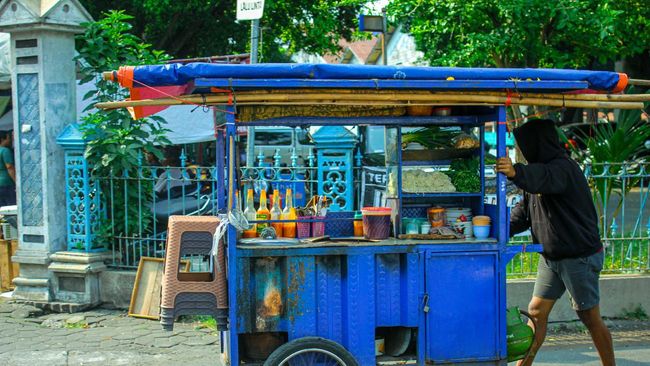 Beda warna gerobak mi ayam ternyata bukan soal selera pedagangnya yang berbeda, melainkan ada makna di baliknya.