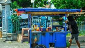 Beda Gerobak Mi Ayam Biru, Cokelat, dan Hijau, Mana yang Lebih Enak?
