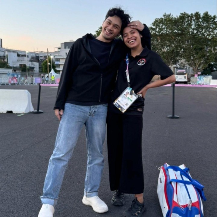 <p>Mikha Angelo juga memberikan dukungan kepada Gregoria Mariska yang bertanding di Olimpiade Paris 2024, Bunda. Mikha mengunggah video ketika ia menyaksikan Gregoria beraksi di lapangan. Ia sempat melemparkan <em>finger heart</em> kepada sang kekasih dari bangku penonton. "Paris 2024 Olympics, <em>match</em> 1," tulis Mikha. (Foto: Instagram @mikha97)</p>