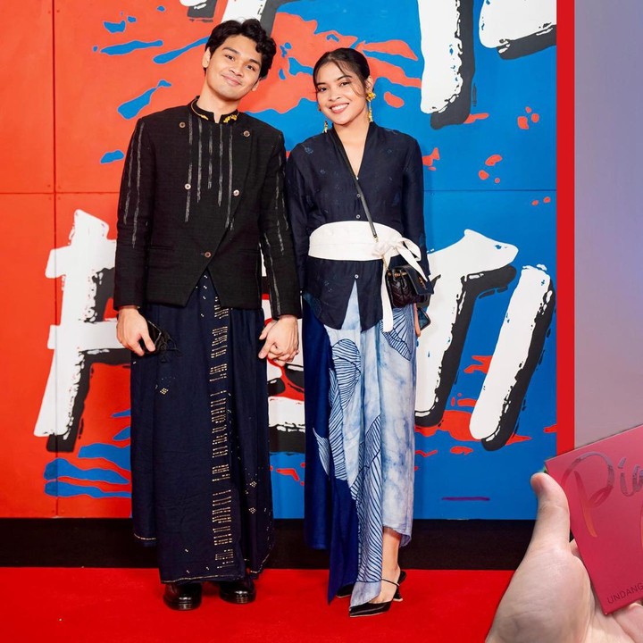 <p>Sejak menjalin asmara, keduanya kerap memberikan dukungan untuk satu sama lain. Seperti ketika Gregoria mendampingi Mikha untuk pertama kalinya di karpet merah Festival Film Indonesia. "Kemarin bareng @gregoriamrska yang selalu menemaniku, jalan berdua di <em>red carpet</em> untuk pertama kalinya," tulis Mikha dalam unggahannya. (Foto: Instagram @mikha97)</p>