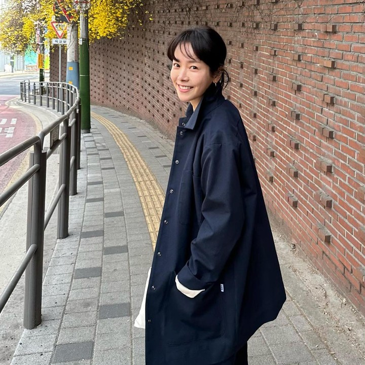 <p>Han Ji Min sudah terjun ke dunia hiburan sejak 2003 silam. Perempuan yang tahun ini berusia 42 tahun ini telah membintangi berbagai drama Korea populer seperti <em>Our Blues, Behind Your Touch,</em> dan<em> Jewel in the Palace</em>. (Foto: Instagram @roma.emo)</p>