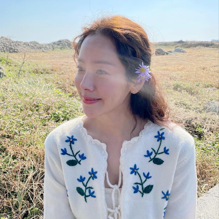 <p>Han Ji Min diketahui sudah lama menjadi penggemar berat band Jannabi, Bunda. Ia kemudian berkenalan dengan sang vokalis saat menjadi bintang tamu di acara<em> Choi Jung Hoon's Night Garden</em> dan berduet bersamanya. (Foto: Instagram @roma.emo)</p>