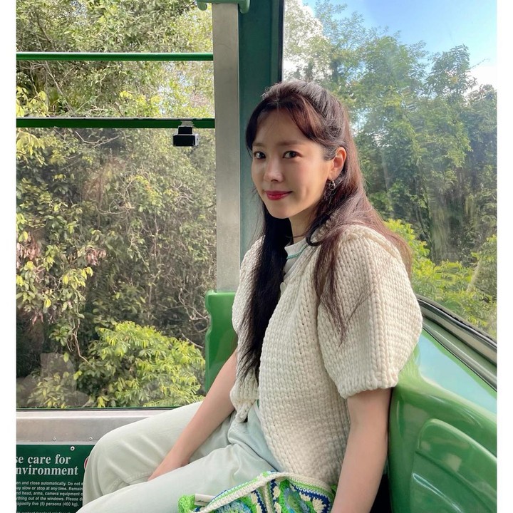 <p>Aktris Han Ji Min tengah menjadi buah bibir. Ia dikabarkan tengah menjalin asmara dengan vokalis band Jannabi, Choi Jung Hoon. Usia sang kekasih diketahui 10 tahun lebih muda dari Han Ji Min.  (Foto: Instagram @roma.emo)</p>