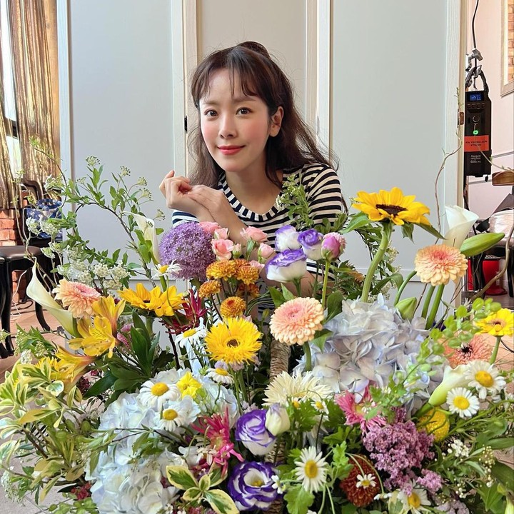 <p>Selain drakor, Han Ji Min juga melebarkan sayap ke film layar lebar seperti<em> Ending Note, The Fatal Encounter</em>, dan <em>Herstory.</em> Penampilannya saat berakting sukses mencuri hati Choi Jung Hoon, Bunda. Ternyata, pelantun lagu <em>Summer</em> juga merupakan penggemar Han Ji Min. Keduanya menjadi dekat ketika berlatih untuk membawakan duet mereka di acara TV. (Foto: Instagram @roma.emo)</p>