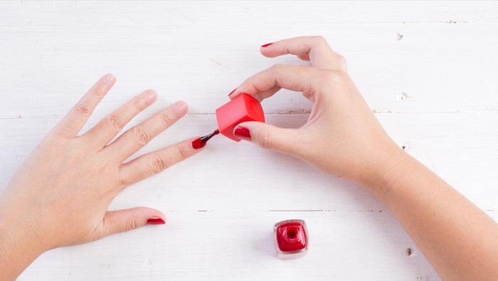 img-title Tampil Keren di Hari Kemerdekaan Indonesia, Ini 7 Ide Nail Art yang Bisa Kamu Coba