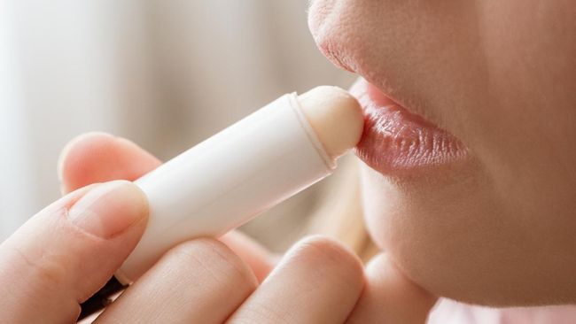 7 Rekomendasi Lip Balm untuk Melembapkan Bibir Kering
