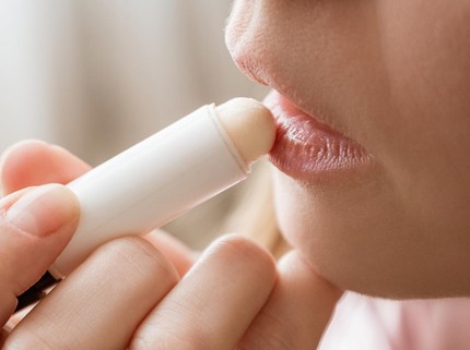 7 Rekomendasi Lip Balm untuk Melembapkan Bibir Kering