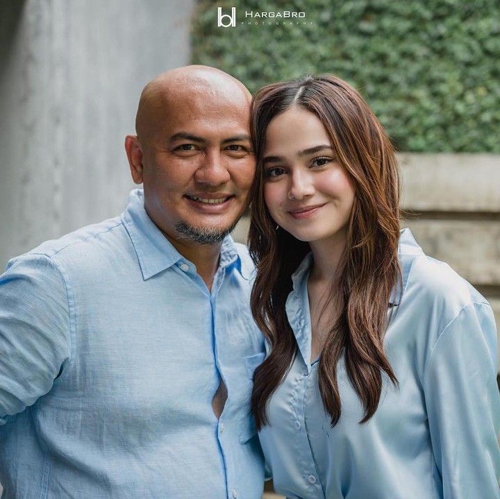 <p>Tak hanya ibunda, Syifa juga sangat dekat bersama sang Ayah. Ia membagikan potret ketika mengadakan pesta ulang tahun untuk ayahanda.<em> "Happy (belated) birthday</em> ayah!" tulis Syifa. (Foto: by @hargabro from Instagram @syifahadju)</p>