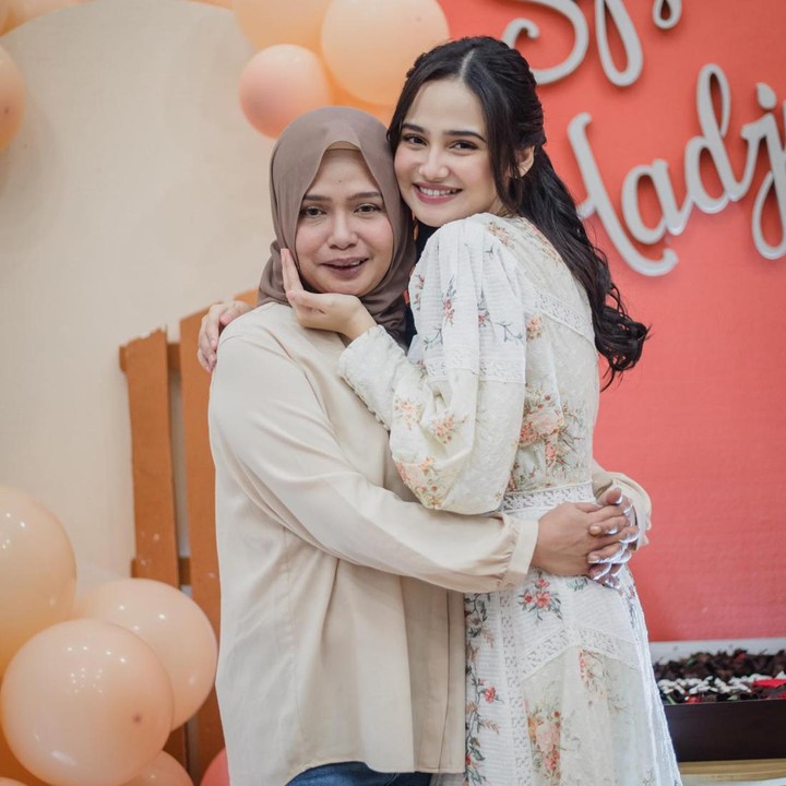 <p>Dalam potret yang dibagikan, Syifa terlihat sedang merayakan momen ulang tahun yang ke-22 pada 2022 lalu bersama ibunda. (Foto: Instagram @syifahadju)</p>