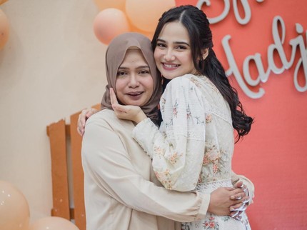 5 Momen Kedekatan Syifa Hadju Bersama Ibunda dan Ayahanda, Harmonis Bun
