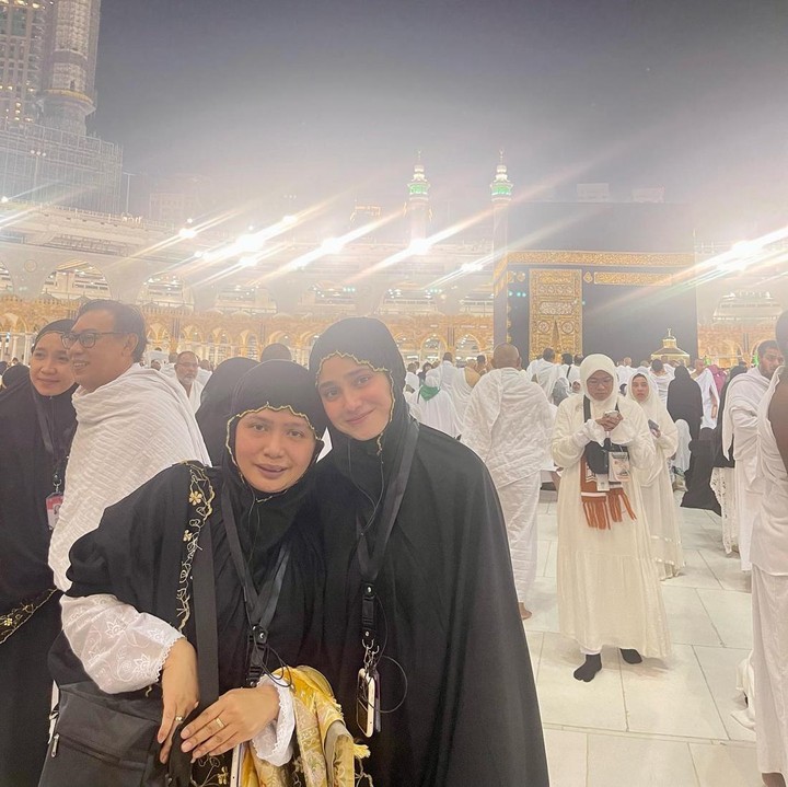 <p>Syifa juga pernah membagikan potret ketika ia pergi ke Tanah Suci bersama ibunda. "Alhamdulillah yaa rabb," tulis Syifa dalam unggahan fotonya. (Foto: Instagram @syifahadju)</p>