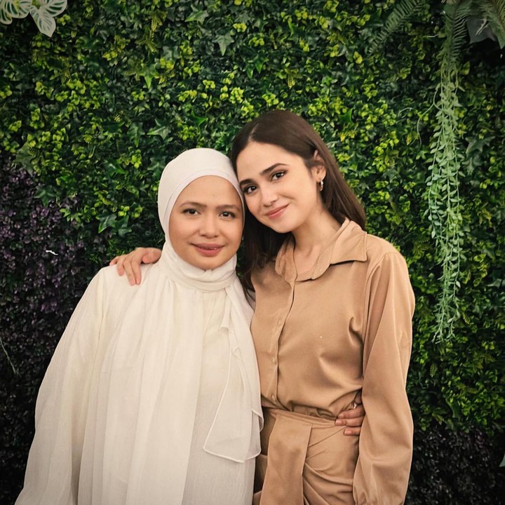 <p>Lewat media sosial, artis yang dikabarkan tengah menjalin asmara dengan El Rumi ini kerap membagikan momen kebersamaan dengan ayahanda dan ibunda. (Foto: Instagram @syifahadju)</p>