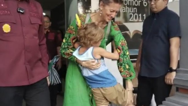 Kocong menangis dan berontak saat dibawa ke bandara untuk dideportasi. Dia tak ingin meninggalkan Bali. Ibunya bahkan kewalahan menenangkan Kocong.