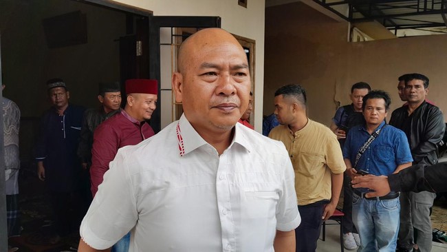Bupati Tapanuli Utara periode 2014-2024 Nikson Nababan meraih penghargaan Outstanding Regional Development Initiator dalam CNN Indonesia Awards, Jumat (9/8).