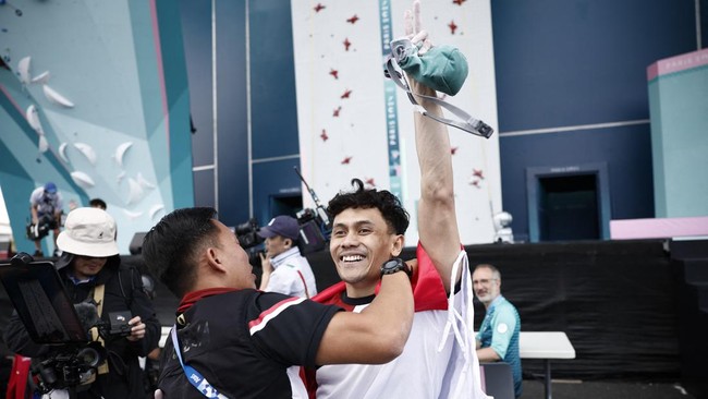 Pelatih panjat tebing Indonesia Hendra Basir menangis sesaat Veddriq Leonardo meraih medali emas Olimpiade Paris 2024, Kamis (8/8).