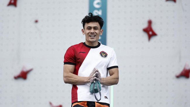 Veddriq Leonardo berhasil meraih medali emas Olimpiade Paris 2024 setelah mengalahkan Wu Peng asal China di final cabor panjat tebing nomor speed.